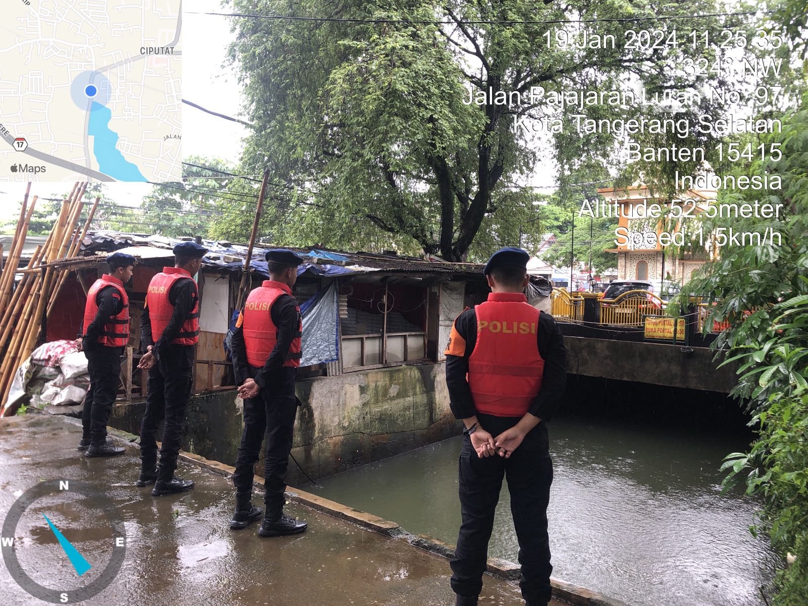 Personel Sat Brimob Polda Metro Jaya Siaga Di Lokasi Rawan Banjir