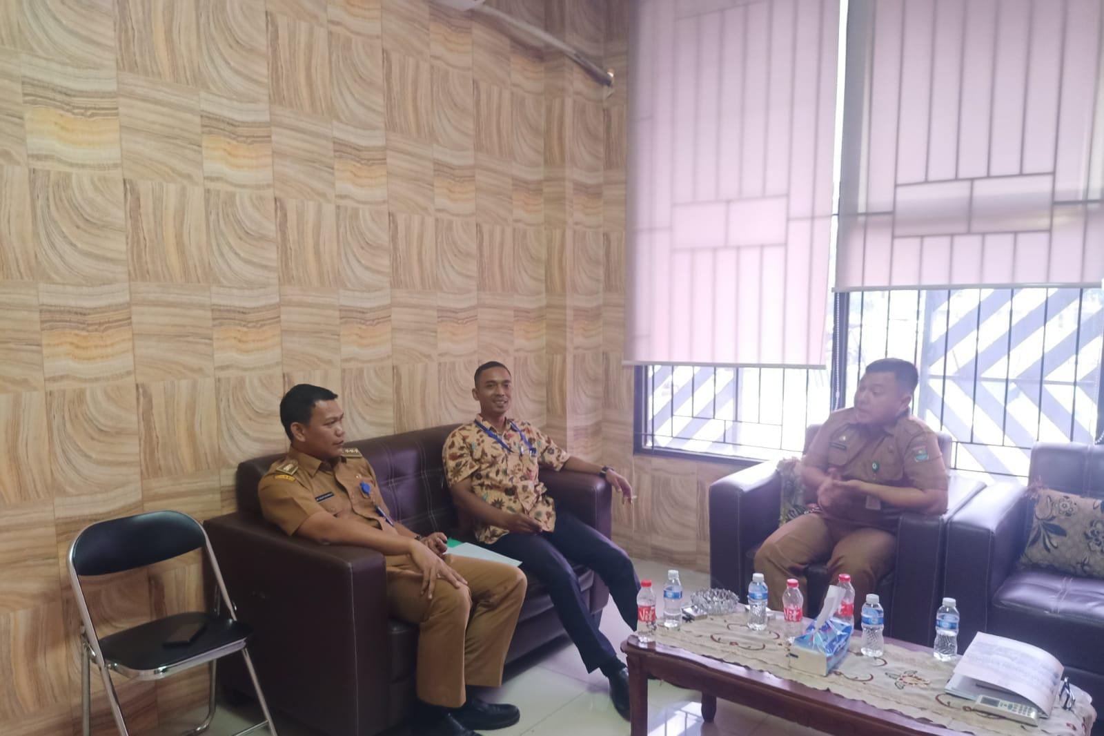 Sumanta Protes Lahannya Ditancap Tiang Listrik  dan Pertanyakan Undang-Undang Ketenagalistrikan ke P