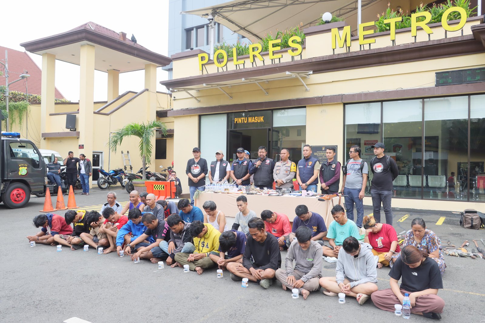 Polres Jakut Grebek Kampung Bahari, Puluhan Orang Diamankan