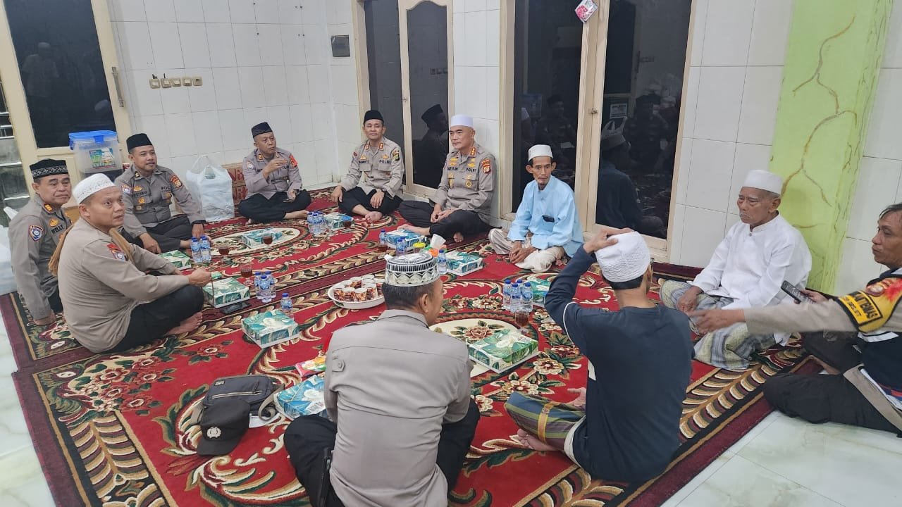 Dirbinmas Polda Metro Jaya Sholat Subuh Keliling Serahkan Al Quran dan Sembako di Jatinegara