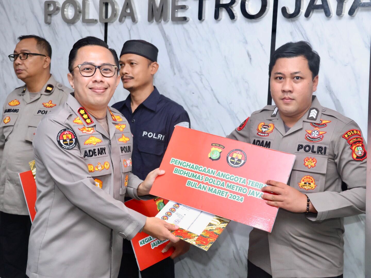 Kabid Humas Polda Metro Jaya Beri Penghargaan Kepada Personel Berprestasi