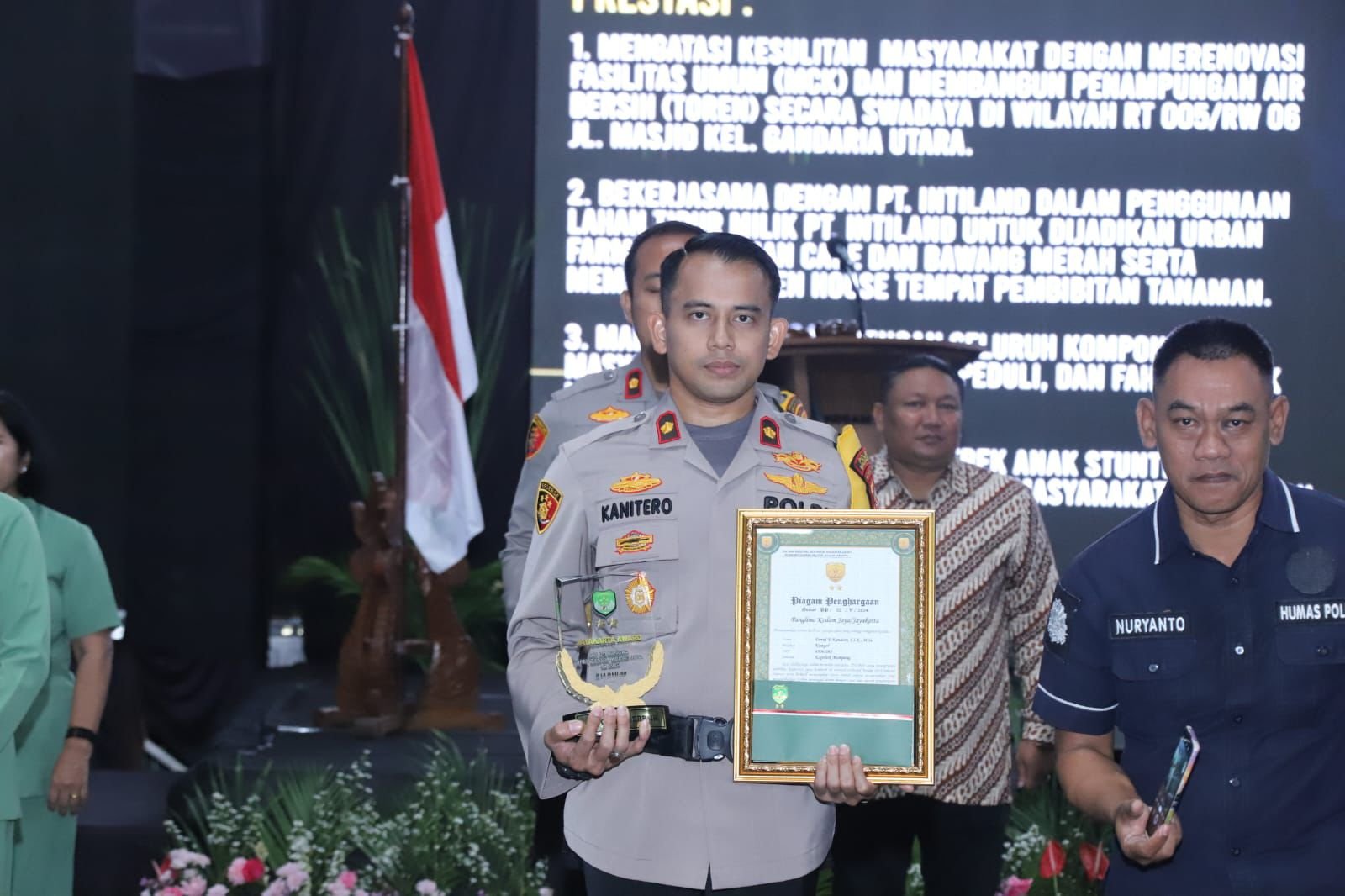 Pangdam Jaya Beri Penghargaan kepada Kapolsek Mampang Prapatan Kompol David Y Kanitero