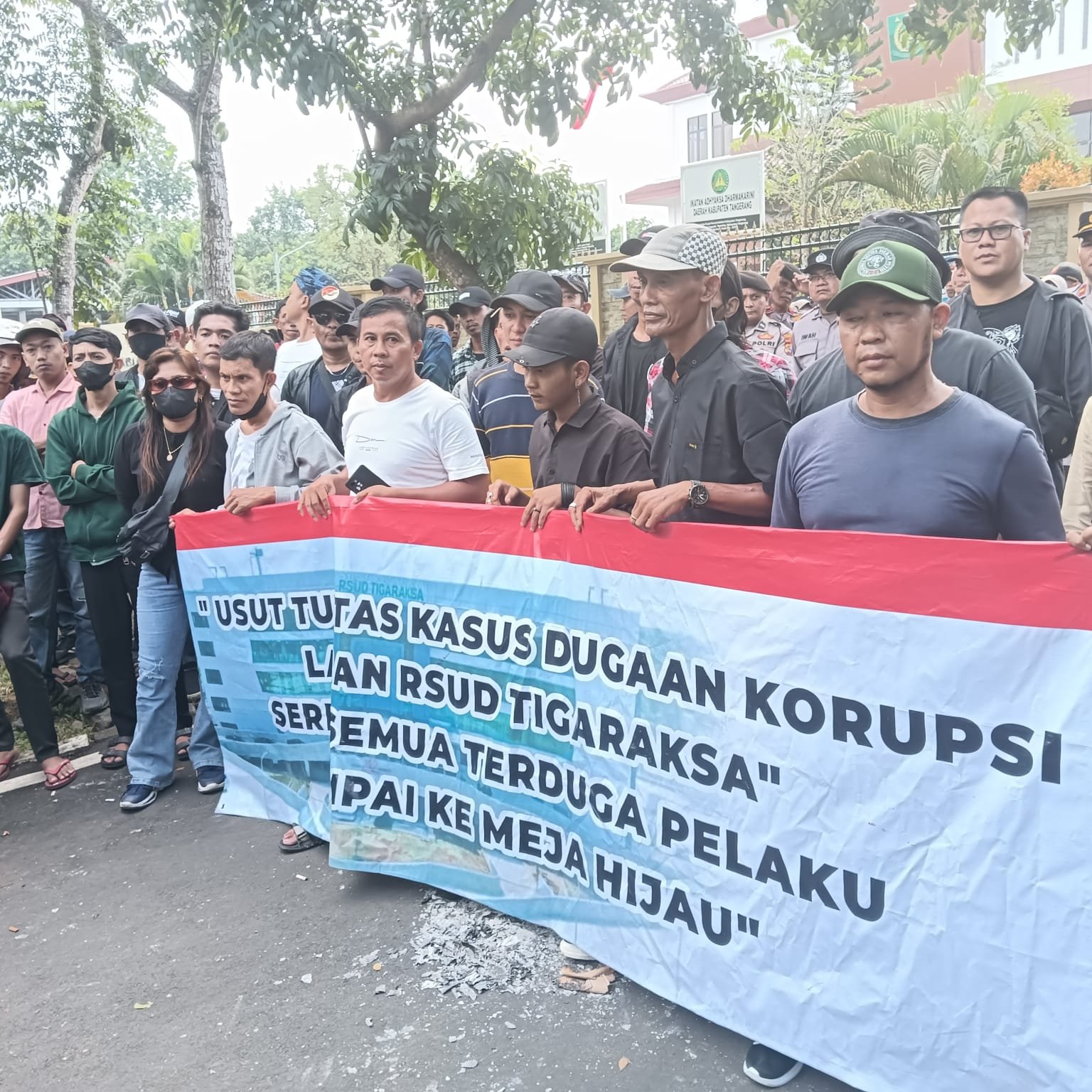 Ratusan Masyarakat Gelar Aksi Desak Kejari Kabupaten Tangerang Kasus RSUD Tigaraksa