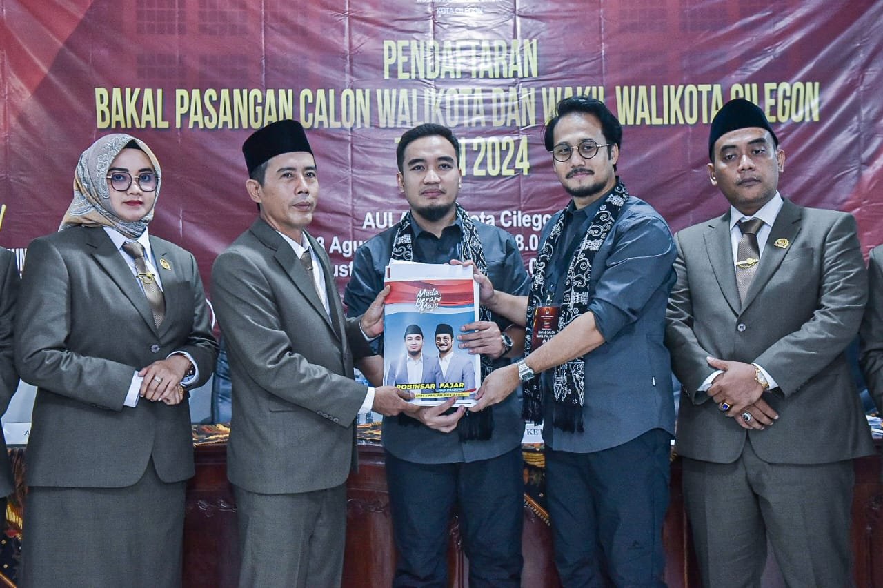 Pasangan Robinsar-Fajar Resmi Daftar ke KPU Cilegon, Outfitnya Punya Arti Muda Bekerja Untuk Masyara