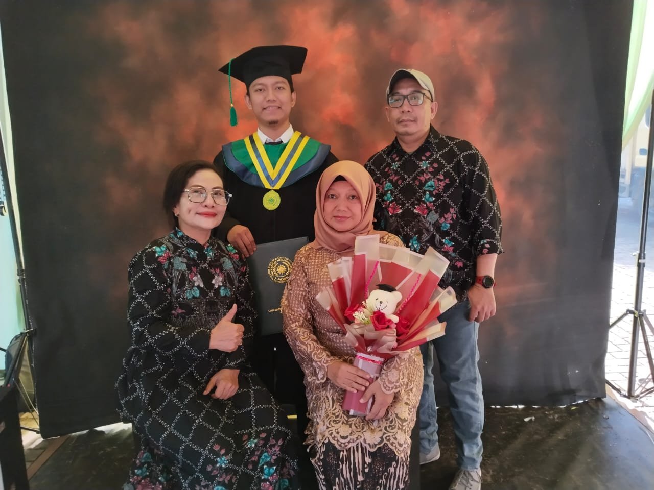 Wisuda Penuh Haru Muhammad Rafi Thoriqi Putra Tunggal Ketua Pokja Wartawan Polres Jakarta Utara 