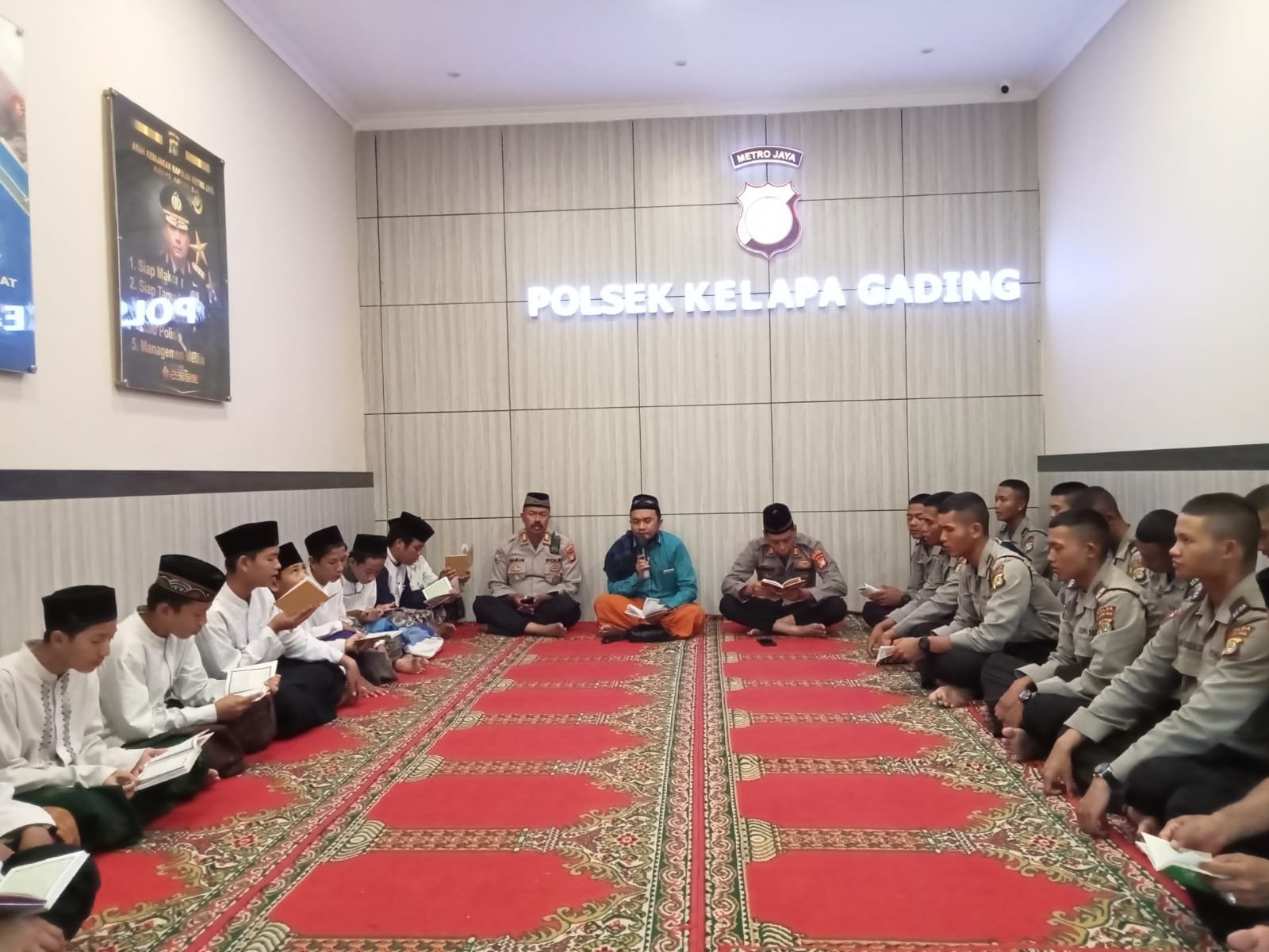 Kapolsek Kelapa Gading Gelar Pengajian dan Santunan Anak Yatim - Piatu