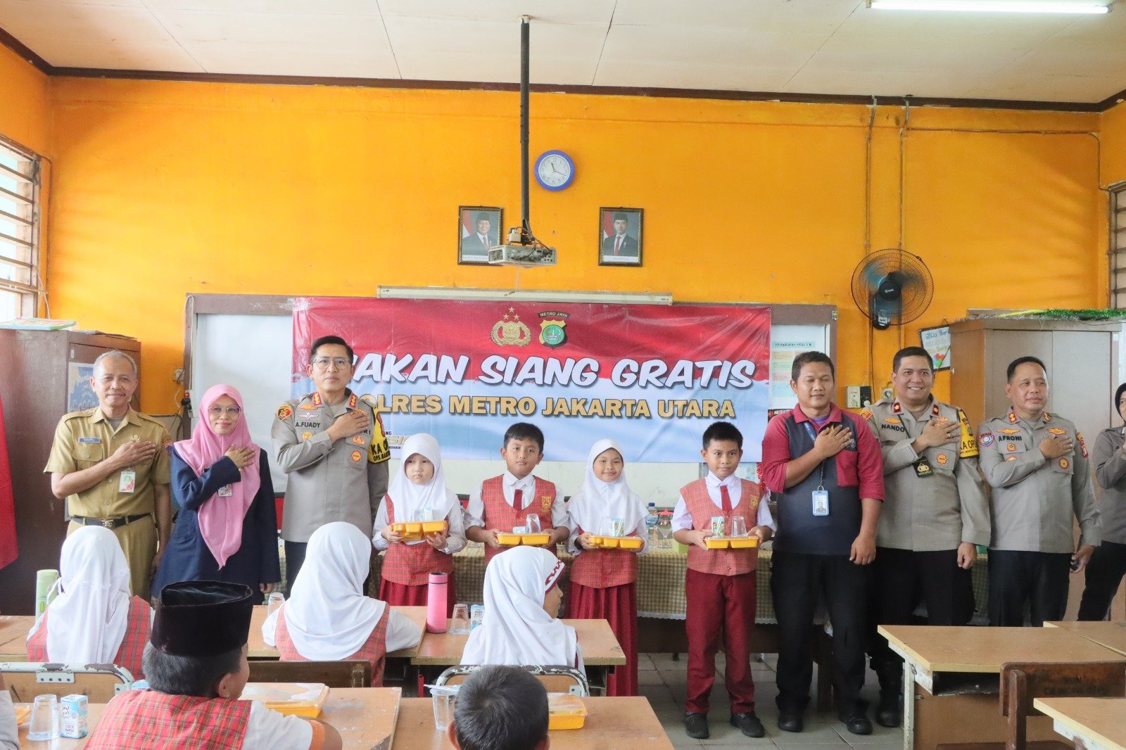 Kapolres Metro Jakarta Utara Gelar Makan Siang Gratis Bergizi Bersama Siswa SDN 07 Cilincing