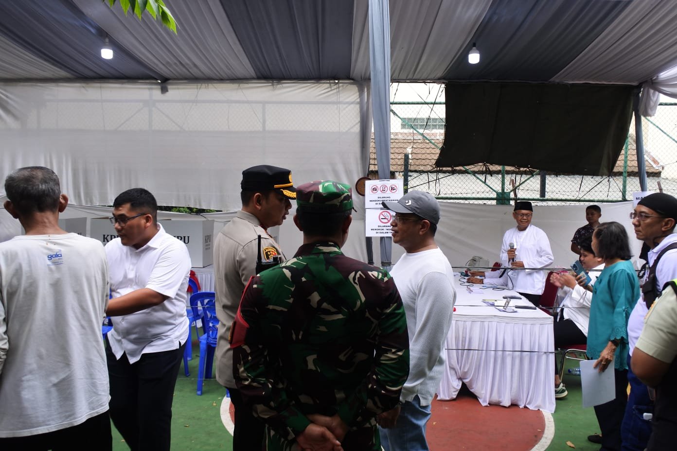 Kapolsek Metro Gambir Bersama 3 Pilar Pantau Pelaksanaan Pilkada di TPS 06 Kelurahan Gambir