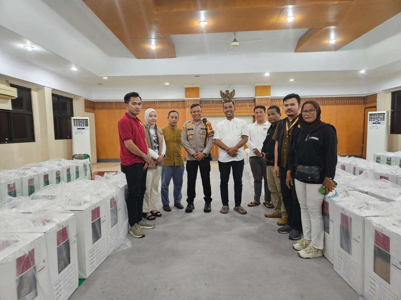 Kapolsek Johar Baru Tinjau Kotak Logistik Hasil Penghitungan Suara di Gudang Logistik