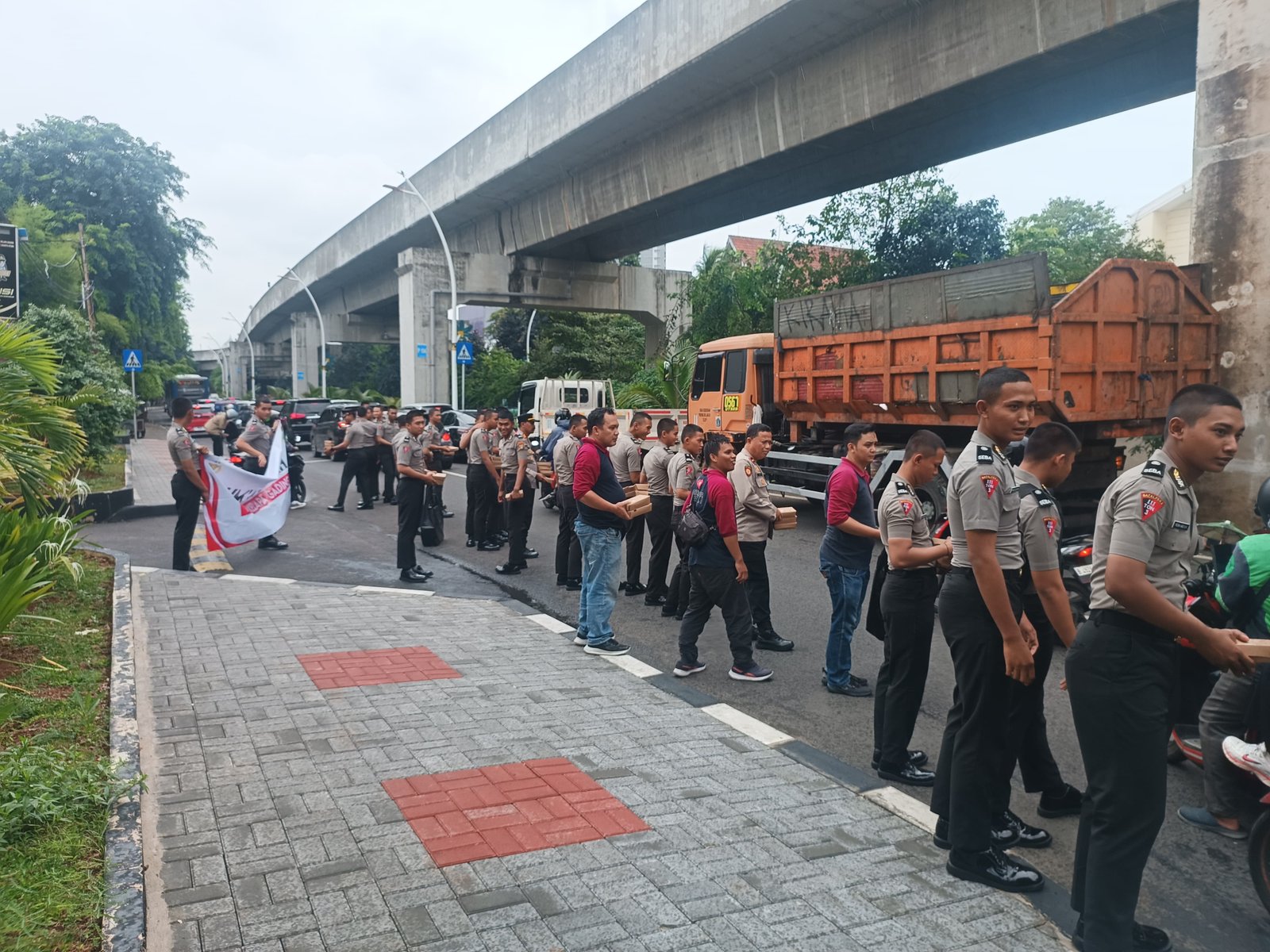 Polsek Kelapa Gading Gelar Jumat Berkah, Bagikan Nasi Kotak kepada Warga
