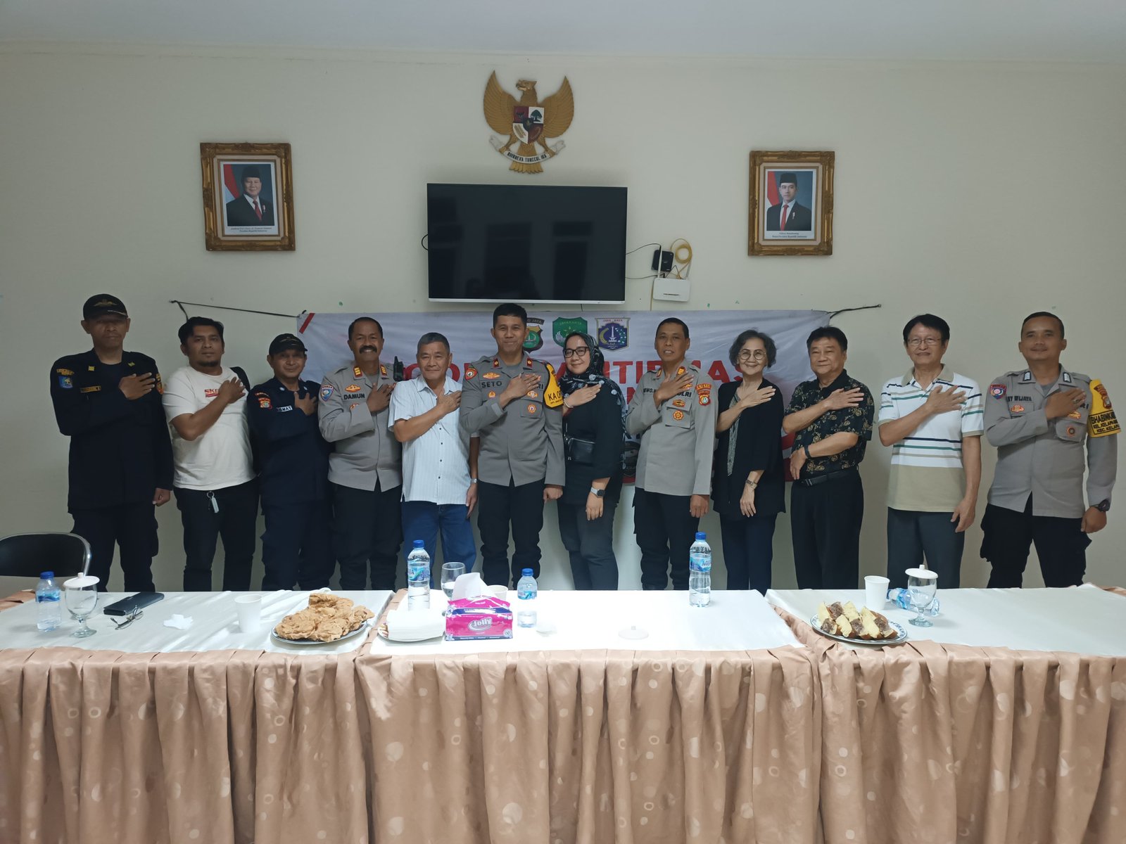 Polsek Kelapa Gading Ngopi Kamtibmas di RW.016 Kelapa Gading Timur