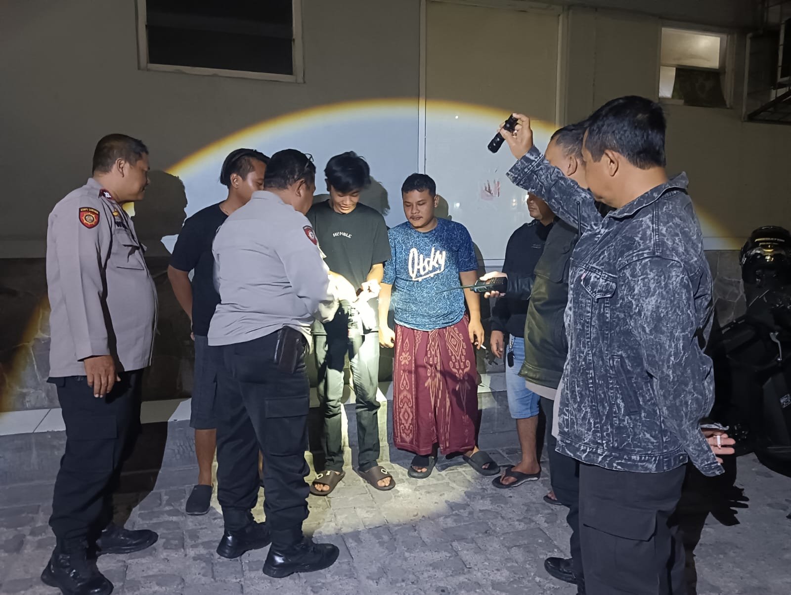 Polsek Pademangan Berikan Himbauan kepada Anak Muda yang Nongkrong di Malam Hari 