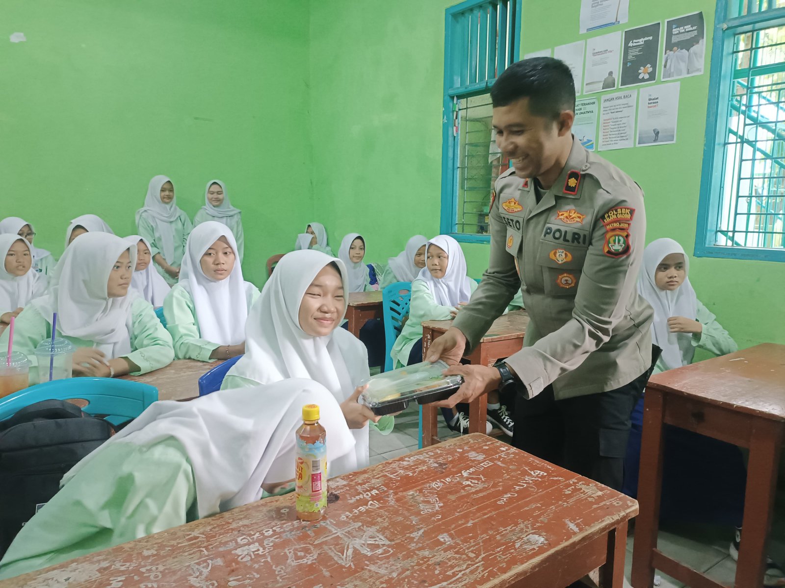 Polsek Kelapa Gading Gelar Program Peduli: Bagikan 150 Porsi Makan Bergizi Gratis di MTS Nur-Attaqwa