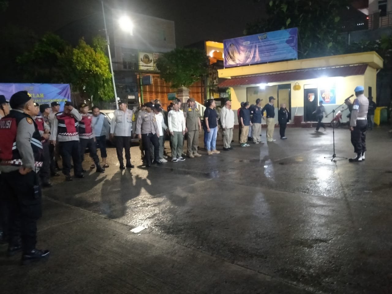 Polsek Koja Gelar Apel Malam di Tengah Hujan untuk Amankan Wilayah Jakarta Utara