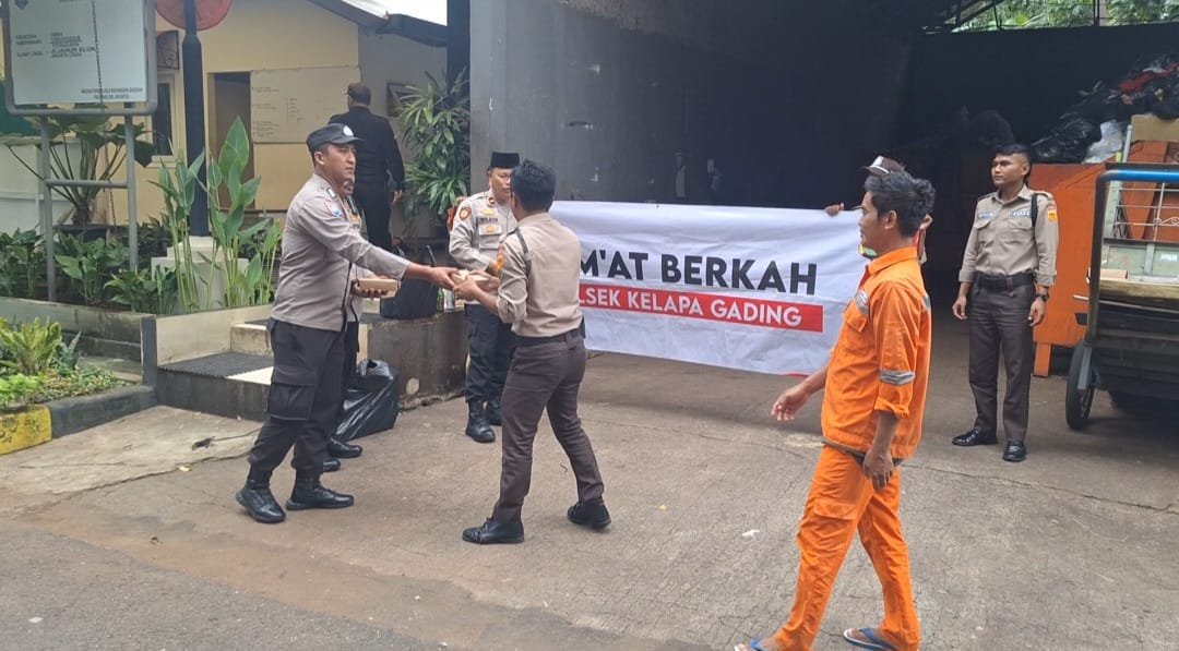 Jumat Berkah: Polsek Kelapa Gading Bagikan 100 Nasi Bungkus Untuk Petugas di Lapangan