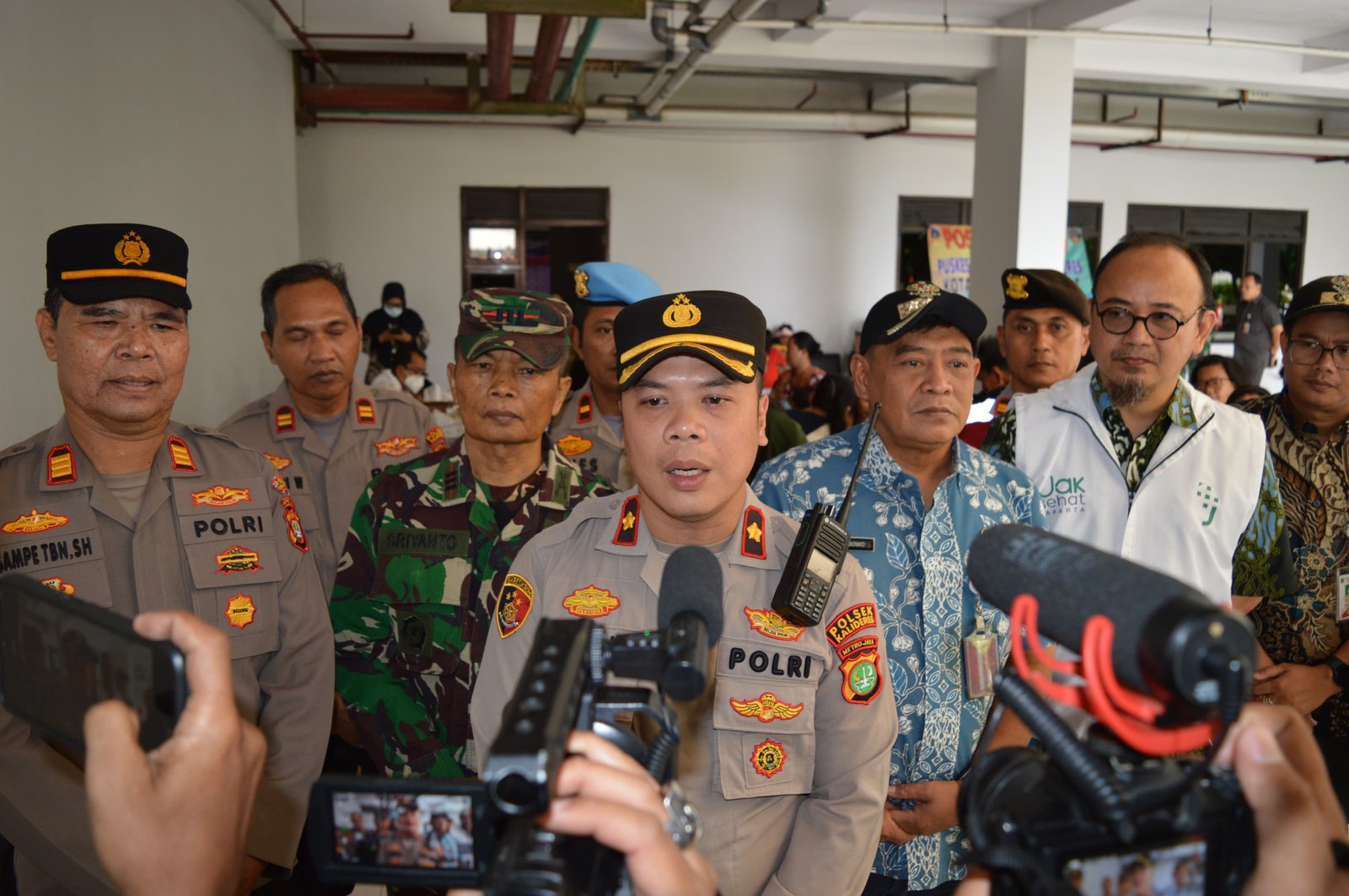 Polres Metro Jakarta Barat dan Polsek Kalideres Gelar Pemeriksaan Kesehatan untuk Korban Banjir