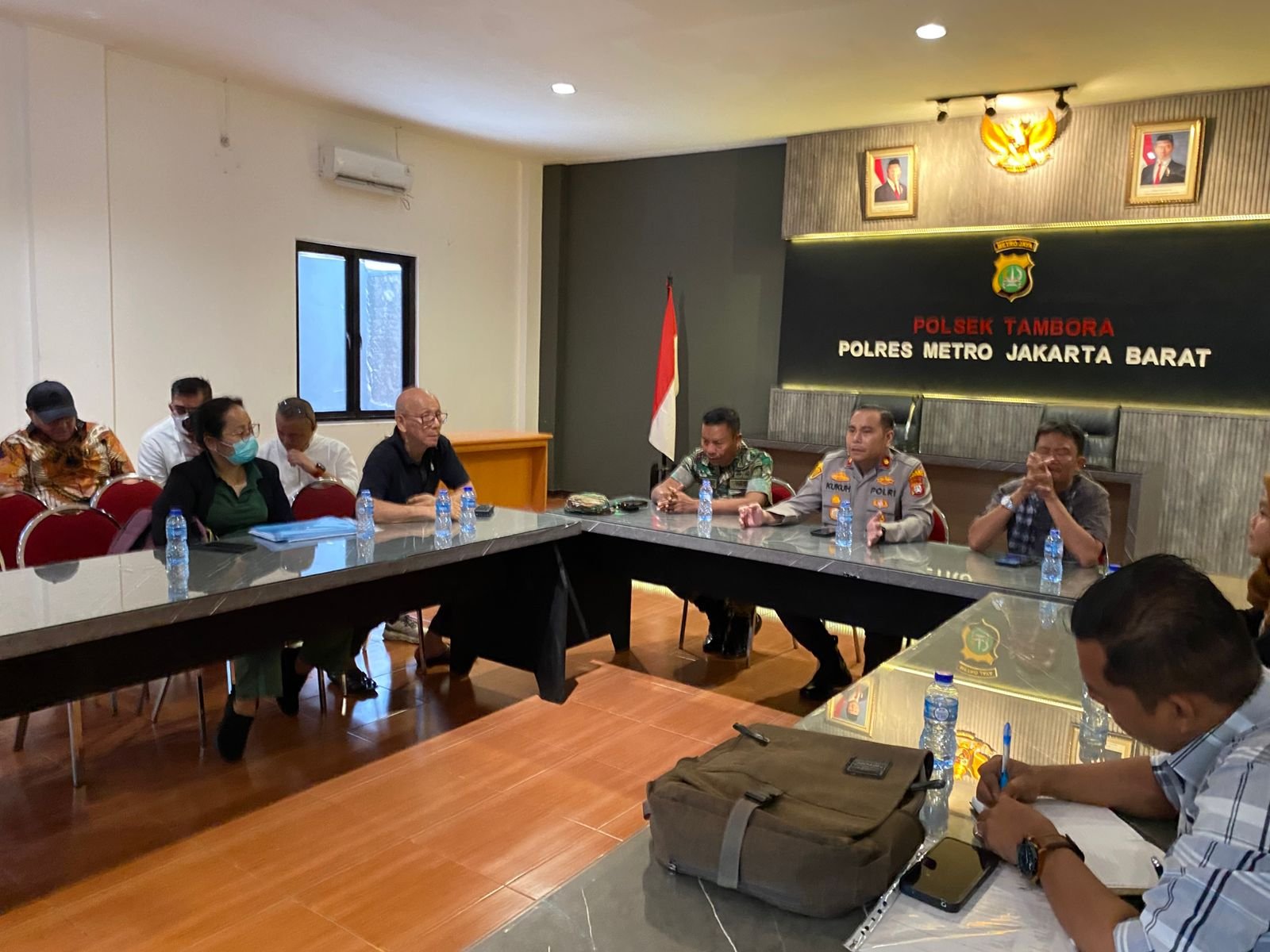 Beredar Video Pria Mengamuk di Tambora, Polsek Tambora Bersama 3 Pilar Gerak Cepat Lakukan Mediasi