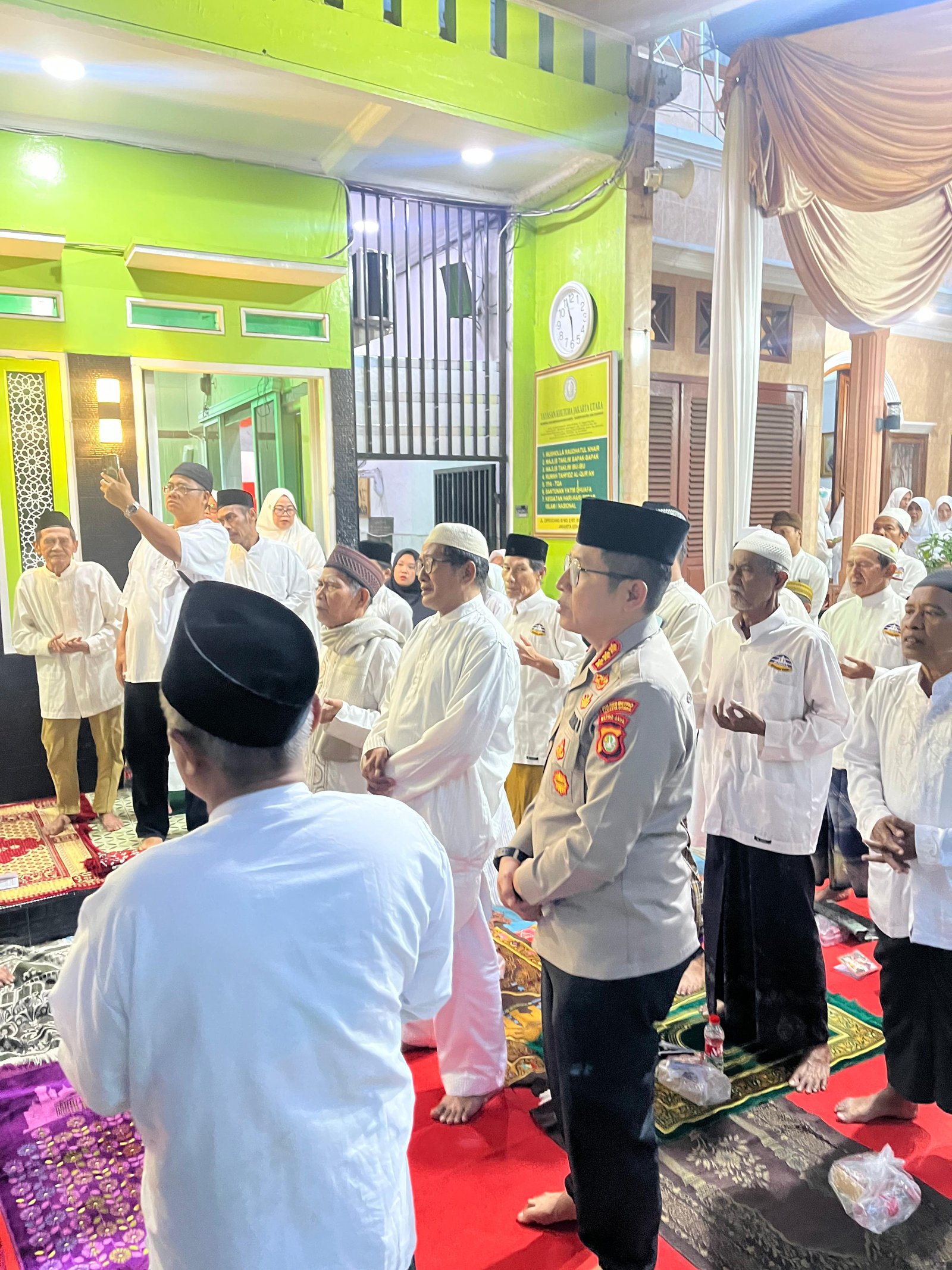 Kapolres Metro Jakarta Utara Sholat Subuh Berjamaah dan Istighosah