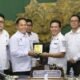 Bupati Bandung Dadang Supriatna, menerima Staf Ahli Bidang Ketahanan Nasional Kemenkopolkam Marsekal Muda TNI Oka Prawira di Kantor Bupati, Rabu (01/10/25).