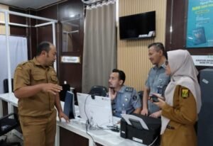 Imigrasi Kelas I Non TPI Sukabumi melakukan peninjauan akhir persiapan pembukaan layanan keimigrasian di Mal Pelayanan Publik (MPP) Kabupaten Sukabumi. Peninjauan yang berlangsung di Kantor Dinas Penanaman Modal dan Pelayanan Terpadu