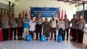 Sat Brimob Bantu Masyarakat Melalui 100 Paket Sembako  ‎
