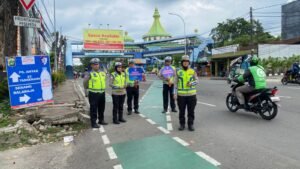 Tak Hanya Atur Lalu Lintas, Polantas Kota Tangerang Sambangi Rumah Kosong dan Bagikan Bansos