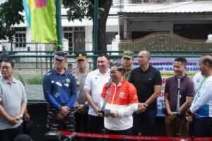   Wakapolres Metro Jakarta Utara AKBP Rohman Yonky Dilatha turut serta dalam kegiatan penangkapan ikan sapu-sapu yang digelar di kawasan Jalan Janur RW 06, Kelapa Gading Barat, Jumat (17/4/2026) pagi.