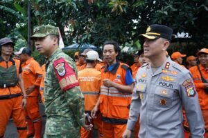 JAKARTA,  Matanews - Wakapolres Metro Jakarta Utara AKBP Rohman Yonky Dilatha turut serta dalam kegiatan penangkapan ikan sapu-sapu yang digelar di kawasan Jalan Janur RW 06, Kelapa Gading Barat, Jumat (17/4/2026) pagi.