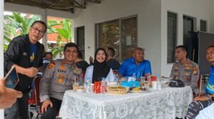 Wakapolres Metro Jakarta Utara AKBP Rohman Yonky Dilatha turut serta dalam kegiatan penangkapan ikan sapu-sapu yang digelar di kawasan Jalan Janur RW 06, Kelapa Gading Barat, Jumat (17/4/2026) pagi.