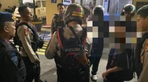 Tim Patroli Perintis Jaga Jakarta Regu B mengamankan dua pemuda yang diduga membawa narkotika jenis sintetis (sinte) tanpa hak di kawasan Jalan Yos Sudarso, Jakarta Utara