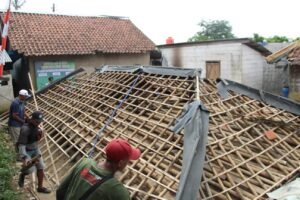 CIGUDEK, Matanews - Dandim 0621 Kabupaten Bogor, Letkol Inf. Rizal Dwijayanto Bersama Kapten Caj, Muhamad Machduroh, Danramil 0621-18/ Cigudeg dan bersama jajaran Kodim 0621/Bogor melaksanakan kegiatan Giat Peduli Warga melalui Perbaikan Bantuan RUTILAHU (Rumah Tidak Layak Huni) yang dilaksanakan di Desa Banyuasih Kecamatan Cigudeg.‎Kegiatan ini merupakan bentuk kepedulian dan komitmen Dandim 0621 Kabupaten Bogor, Letkol Inf. Rizal Dwijayanto, dalam meningkatkan kualitas hunian masyarakat agar lebih layak, aman, dan nyaman untuk ditempati.