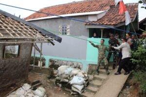 CIGUDEK, Matanews - Dandim 0621 Kabupaten Bogor, Letkol Inf. Rizal Dwijayanto Bersama Kapten Caj, Muhamad Machduroh, Danramil 0621-18/ Cigudeg dan bersama jajaran Kodim 0621/Bogor melaksanakan kegiatan Giat Peduli Warga melalui Perbaikan Bantuan RUTILAHU (Rumah Tidak Layak Huni) yang dilaksanakan di Desa Banyuasih Kecamatan Cigudeg.‎Kegiatan ini merupakan bentuk kepedulian dan komitmen Dandim 0621 Kabupaten Bogor, Letkol Inf. Rizal Dwijayanto, dalam meningkatkan kualitas hunian masyarakat agar lebih layak, aman, dan nyaman untuk ditempati.