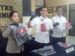 JAKARTA, Matanews  – Kasus pencurian dengan modus ganjal ATM kembali terjadi di wilayah Jakarta Timur. Kali ini, seorang nasabah harus kehilangan dana hingga Rp100 juta setelah menjadi korban aksi kejahatan terorganisir di sebuah gerai ritel modern di kawasan Cipayung