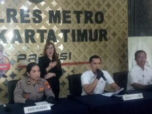 JAKARTA, Matanews  – Kasus pencurian dengan modus ganjal ATM kembali terjadi di wilayah Jakarta Timur. Kali ini, seorang nasabah harus kehilangan dana hingga Rp100 juta setelah menjadi korban aksi kejahatan terorganisir di sebuah gerai ritel modern di kawasan Cipayung