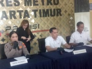 JAKARTA, Matanews  – Kasus pencurian dengan modus ganjal ATM kembali terjadi di wilayah Jakarta Timur. Kali ini, seorang nasabah harus kehilangan dana hingga Rp100 juta setelah menjadi korban aksi kejahatan terorganisir di sebuah gerai ritel modern di kawasan Cipayung