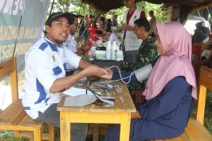 ‎BOGOR, Matanews -  Dalam program TNI Manunggal Membangun Desa (TMMD) Ke-128 Kodim 0621/Kabupaten Bogor, jajaran Satgas membuka pelayanan dan pengobatan gratis bagi masyarakat, yang digelar di Desa Banyuasih Kecamatan Cigudeg, Kabupaten Bogor