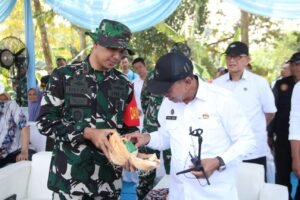 BOGOR, Matanews – Kodim 0621/Kabupaten Bogor kembali menegaskan komitmennya dalam mengakselerasi pembangunan daerah melalui program TNI Manunggal Membangun Desa (TMMD) ke-128. Program ini mengusung pendekatan holistik yang memadukan pembangunan infrastruktur fisik dengan pemberdayaan sosial dan kelestarian lingkungan.