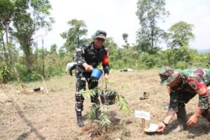 BOGOR, Matanews – Kodim 0621/Kabupaten Bogor kembali menegaskan komitmennya dalam mengakselerasi pembangunan daerah melalui program TNI Manunggal Membangun Desa (TMMD) ke-128. Program ini mengusung pendekatan holistik yang memadukan pembangunan infrastruktur fisik dengan pemberdayaan sosial dan kelestarian lingkungan.