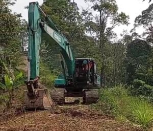 BOGOR, Matanews – Program TNI Manunggal Membangun Desa (TMMD) ke-128 yang diinisiasi oleh Kodim 0621/Kabupaten Bogor di Desa Banyuasih, Kecamatan Cigudeg, mencatatkan progres signifikan memasuki hari keenam pengerjaan. Satuan Tugas (Satgas) TMMD bersama masyarakat setempat terus memacu pembangunan infrastruktur fisik untuk meningkatkan kesejahteraan ekonomi dan kualitas hidup warga.