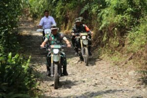 BOGOR, Matanews – Program TNI Manunggal Membangun Desa (TMMD) ke-128 yang diinisiasi oleh Kodim 0621/Kabupaten Bogor di Desa Banyuasih, Kecamatan Cigudeg, mencatatkan progres signifikan memasuki hari keenam pengerjaan. Satuan Tugas (Satgas) TMMD bersama masyarakat setempat terus memacu pembangunan infrastruktur fisik untuk meningkatkan kesejahteraan ekonomi dan kualitas hidup warga.