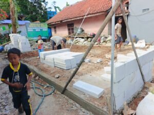 BOGOR, Matanews – Program TNI Manunggal Membangun Desa (TMMD) ke-128 yang diinisiasi oleh Kodim 0621/Kabupaten Bogor di Desa Banyuasih, Kecamatan Cigudeg, mencatatkan progres signifikan memasuki hari keenam pengerjaan. Satuan Tugas (Satgas) TMMD bersama masyarakat setempat terus memacu pembangunan infrastruktur fisik untuk meningkatkan kesejahteraan ekonomi dan kualitas hidup warga.