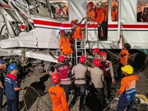 Sinergi Satuan Gabungan Baharkam Polri dalam Misi Penyelamatan Korban Kecelakaan KeretaBEKASI – Aksi heroik penyelamatan berlangsung di Stasiun Bekasi Timur, Jawa Barat, pada Selasa (28/4/2026). Tim Korps Sabhara Baharkam Polri, dipimpin langsung oleh Kaden Perintis Direktorat Samapta (Ditsamapta) Baharkam Polri Kombes Pol Budhi,