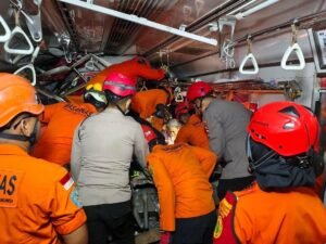 Sinergi Satuan Gabungan Baharkam Polri dalam Misi Penyelamatan Korban Kecelakaan KeretaBEKASI – Aksi heroik penyelamatan berlangsung di Stasiun Bekasi Timur, Jawa Barat, pada Selasa (28/4/2026). Tim Korps Sabhara Baharkam Polri, dipimpin langsung oleh Kaden Perintis Direktorat Samapta (Ditsamapta) Baharkam Polri Kombes Pol Budhi,
