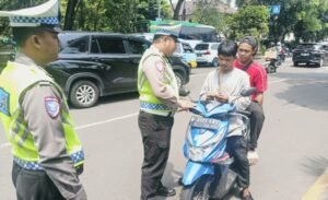 Satlantas Polres Metro Tangerang Kota Terapkan ETLE Genggam, Pelanggar Tak Bisa Lagi MengelakTANGERANG, Matanews — Penegakan hukum lalu lintas di wilayah Kota Tangerang kini semakin modern dan tegas. Satuan Lalu Lintas Polres Metro Tangerang Kota mulai menerapkan sistem Electronic Traffic Law Enforcement (ETLE) Handheld