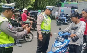 Satlantas Polres Metro Tangerang Kota Terapkan ETLE Genggam, Pelanggar Tak Bisa Lagi MengelakTANGERANG, Matanews — Penegakan hukum lalu lintas di wilayah Kota Tangerang kini semakin modern dan tegas. Satuan Lalu Lintas Polres Metro Tangerang Kota mulai menerapkan sistem Electronic Traffic Law Enforcement (ETLE) Handheld