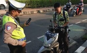 Satlantas Polres Metro Tangerang Kota Terapkan ETLE Genggam, Pelanggar Tak Bisa Lagi MengelakTANGERANG, Matanews — Penegakan hukum lalu lintas di wilayah Kota Tangerang kini semakin modern dan tegas. Satuan Lalu Lintas Polres Metro Tangerang Kota mulai menerapkan sistem Electronic Traffic Law Enforcement (ETLE) Handheld