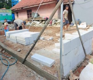 Satgas TMMD Kodim 0621 Kabupaten Bogor Pacu Pembangunan, Pedagang Warung Haru Dan SyukurBogor, Matanews - Semangat gotong royong tampak nyata di Desa Banyuasih, Kecamatan Cigudeg, Kabupaten Bogor di mana Satgas TMMD Kodim 0621 Kabupaten Bogor ke-128 terus memacu pengerjaan sasaran fisik.