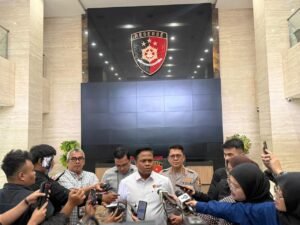 JAKARTA, Matanews – Satgas Penanganan Haji dan Umrah Illegal terus mendalami dugaan praktik pemberangkatan haji ilegal yang menggunakan modus penyalahgunaan visa tenaga kerja.Direktur Tindak Pidana Tertentu (Dirtipidter) Bareskrim Polri Brigjen Pol. Moh. Irhamni, S.I.K., M.H., M.Han. selaku Kasubsatgas Gakkum Haji, menyampaikan pihaknya saat ini tengah melakukan penyelidikan intensif terhadap pihak-pihak yang diduga terlibat dalam praktik tersebut