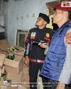 Polres Ciamis Gencarkan KRYD Cipta Kondisi, Ratusan Botol Miras Berhasil Disita CIAMIS, Matanews – Dalam upaya menjaga situasi kamtibmas tetap aman dan kondusif, Jajaran Polres Ciamis menggelar Kegiatan Rutin Yang Ditingkatkan (KRYD) dengan sasaran pemberantasan penyakit masyarakat