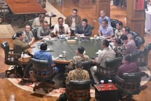 Presiden Prabowo Bahas Aspirasi Pekerja hingga Peran Kampus untuk Bangun DaerahBOGOR, Matanews - Presiden Prabowo Subianto menggelar rapat terbatas untuk membahas perkembangan berbagai isu strategis nasional bersama sejumlah anggota Kabinet Merah Putih, di kediamannya di Hambalang, Bogor